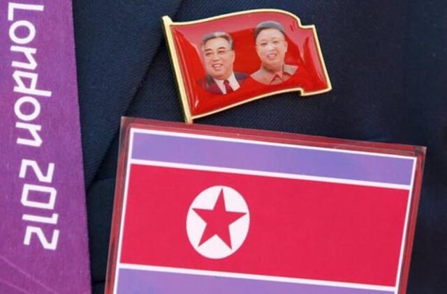 Prieš Šiaurės Korėjos futbolo rungtynes buvo parodyta ne ta vėliava (video)