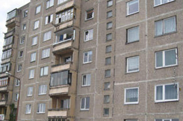 Švedijoje žuvusio jaunuolio draugė iššoko iš šešto aukšto balkono