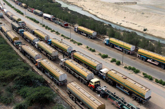 Talibanas grasina išpuoliais prieš NATO sunkvežimius