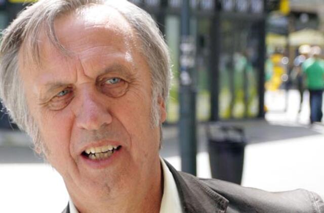 Teisiamo profesoriaus palaikyti susirinko gausus būrys