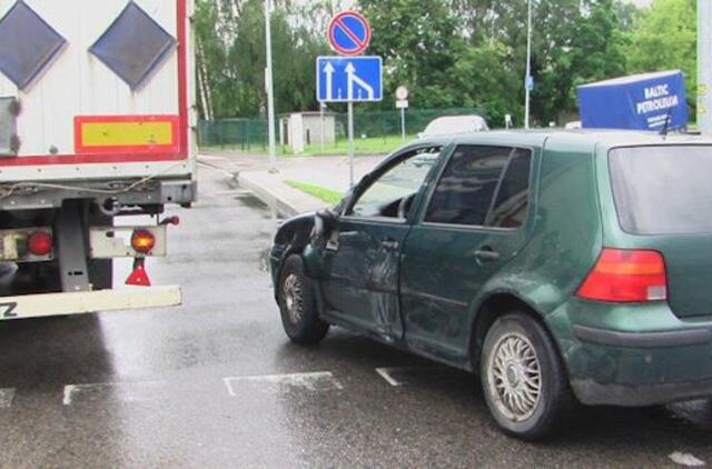 Vilkikas ir vėl prispaudė neatidų vairuotoją