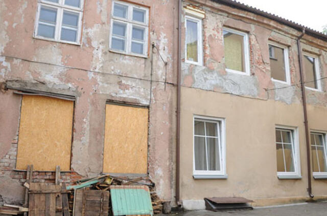 Apleistas pastatas: kam griuvena, kam rūmai