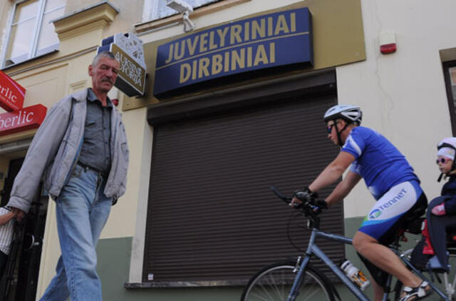 Apvogti papuošalų parduotuvę pakako 1 minutės?