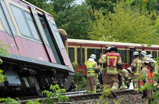 Berlyne nuo bėgių nuvažiavus miesto traukiniui sužeisti šeši žmonės