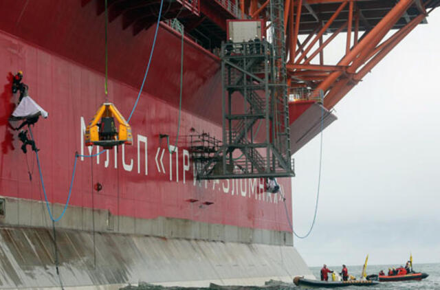 "Greenpeace" aktyvistai šturmavo Rusijos naftos platformą