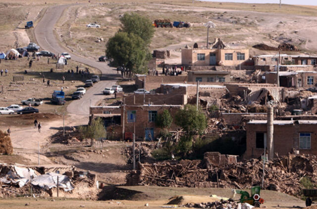 Irane žemės drebėjimo aukų skaičius išaugo iki 306 žmonių, daugiau kaip 3 tūkstančiai sužeisti