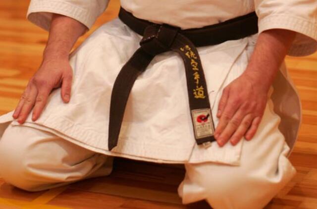 Karatė: plytas rankomis laužyti padeda ne raumenys, o smegenys