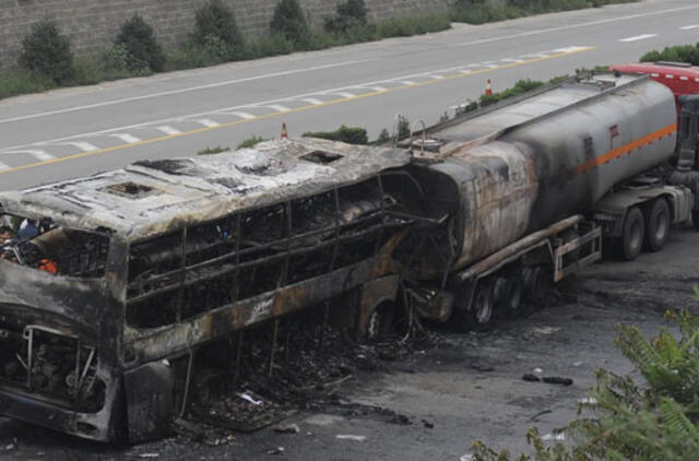 Kinijoje autobusui susidūrus su sunkvežimiu žuvo 36 žmonės