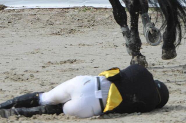 Kumelė Celly Negra stipriai sužalojo Beną Gutkauską