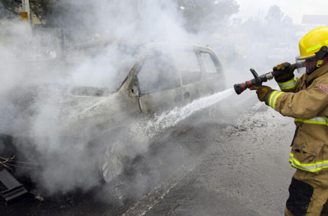 Meksika: Gvadalacharoje gaujos padegė automobilius, užblokavo kelius