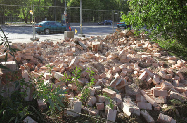Pagaliau krito Klaipėdos universiteto tvora