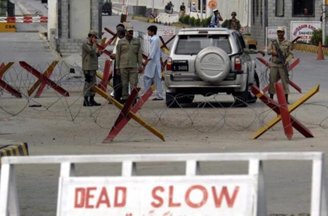 Pakistane nukauti septyni smogikai, užpuolę karinių oro pajėgų bazę