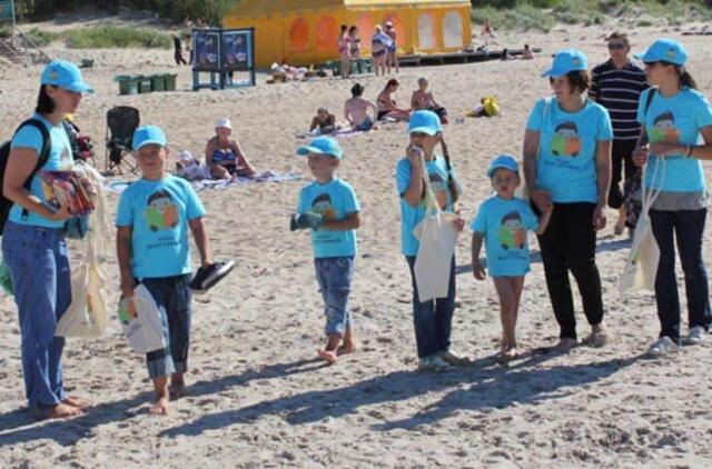 Palangos paplūdimyje alų ir čeburekus pakeitė knygos