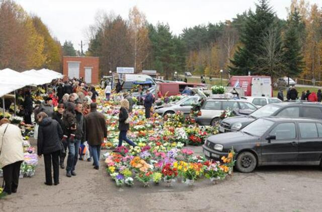 Prekiauti žvakėmis siūlyta greta kapų