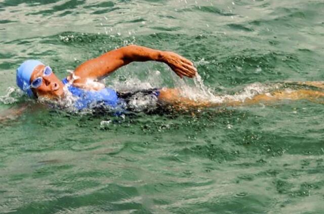 Rekordo siekianti amerikietė buvo priversta nutraukti ir ketvirtąjį savo mėginimą iš Kubos nuplaukti į Floridą