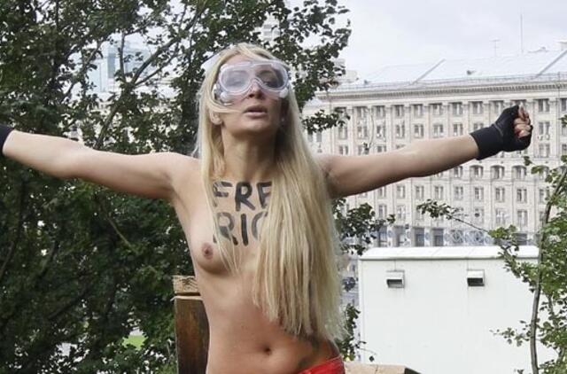 Remdamos "Pussy Riot”, "Femen" aktyvistės nupjovė kryžių (video)