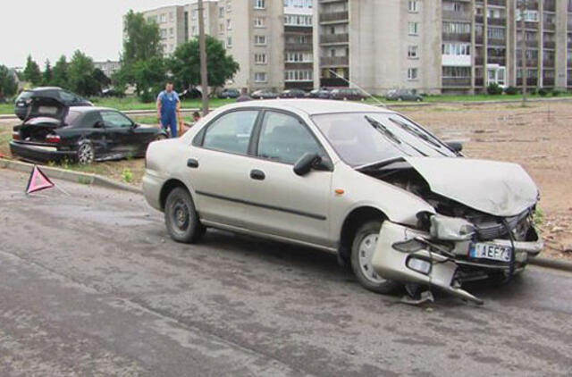 Skubėjo į darbą ir nepastebėjo asfalto spalvos automobilio