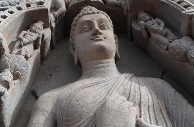 Šri Lankoje turistai iš Prancūzijos nuteisti už Budos statulos pabučiavimą
