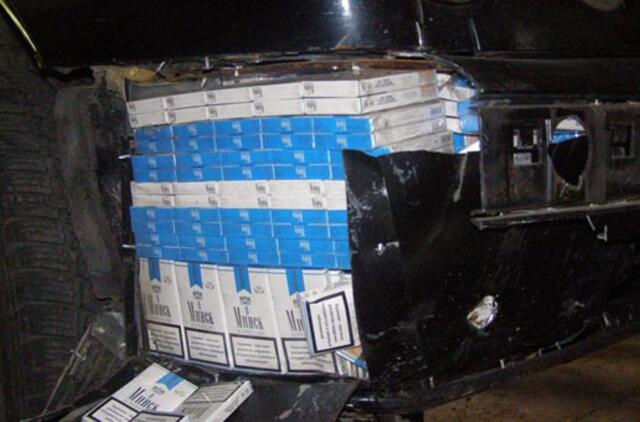 Su įkalčiais sulaikyta mašinas kontrabandinių cigarečių slėptuvėmis pavertusi trijulė