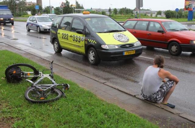 Taksi automobilis partrenkė dviratininką