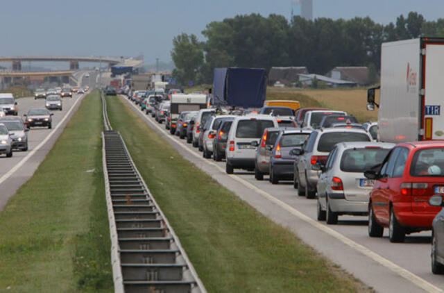 Vakare klaipėdiečiai strigo kilometrinėje spūstyje