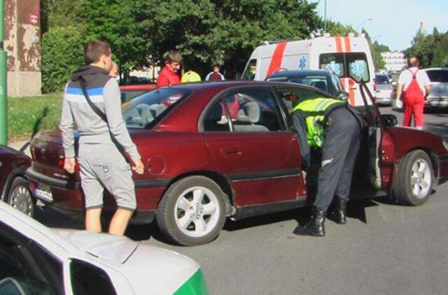 Apsvaigęs nuo narkotikų, "lūžo" prie vairo