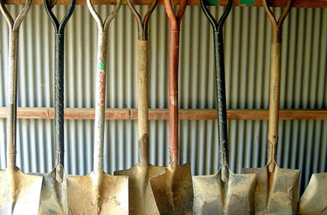 Automobilių remonto meistras darbavosi kastuvu