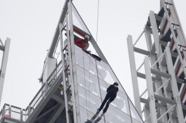 Britų princas Andrew prisirišęs lynu leidosi dangoraižio fasadu