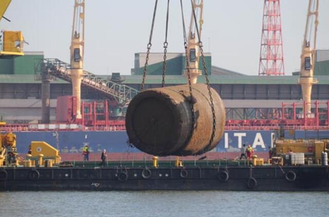 Deviacijos įrenginys iškeltas iš uosto akvatorijos