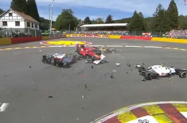 Išvengęs masinės avarijos, triumfavo Jensonas Buttonas (video)