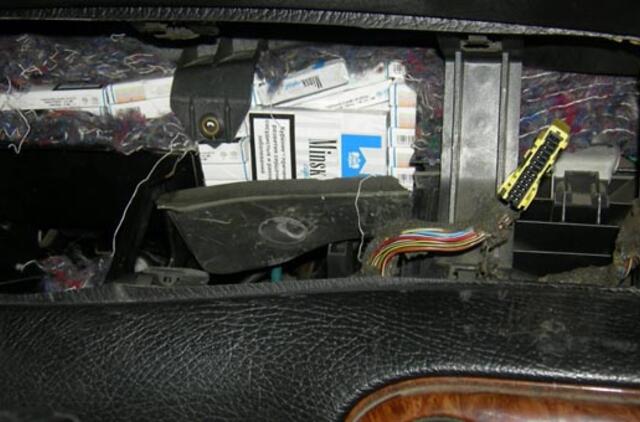 Kontrabandininkai cigaretes slepia ir dribsnių pakeliuose