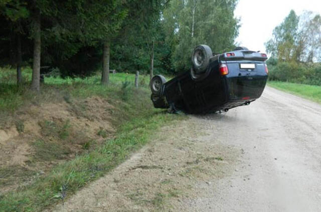 Kontrabandininkų visureigis taranavo pasieniečių automobilį, o vėliau apvirto