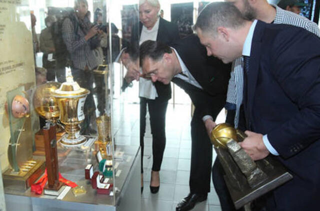 Krepšinio trofėjai parodoje „Lietuvos krepšiniui 90“