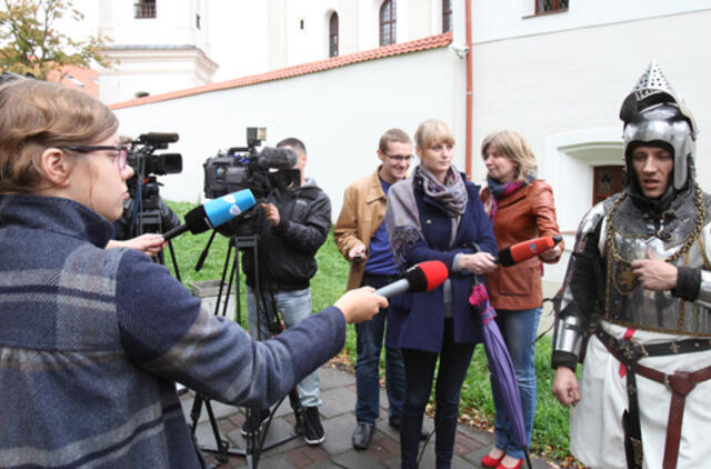 "Kryžiuočiai" prie ministerijos protestavo prieš istorijos vadovėliuose pateikiamus mitus