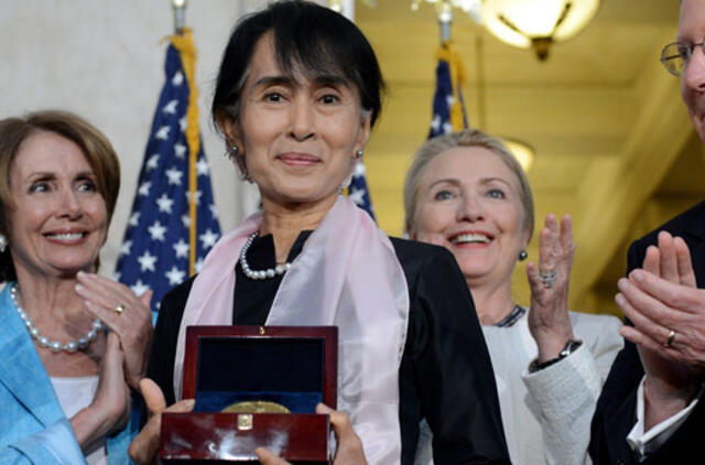 Mianmaro opozicijos lyderei Ong San Su Či įteiktas JAV Kongreso aukso medalis