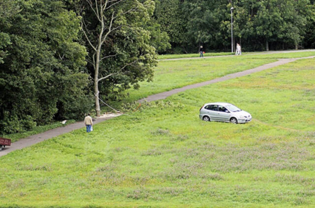 Originalus miesto tvarkymas - šiukšlynas ant tako