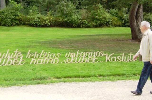 Palangos Birutės parką papuošė Maironio eilių citatos