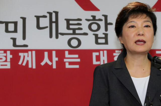 Pietų Korėjos kandidatė į prezidentus atsiprašė už savo tėvo žmogaus teisių pažeidimus