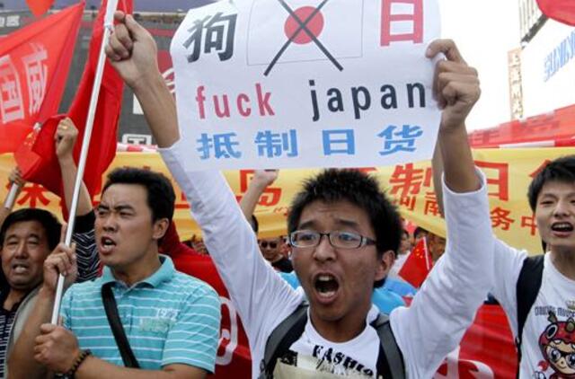 Prie Japonijos ambasados Pekine - protestas prieš trijų Senkaku salų nacionalizavimą