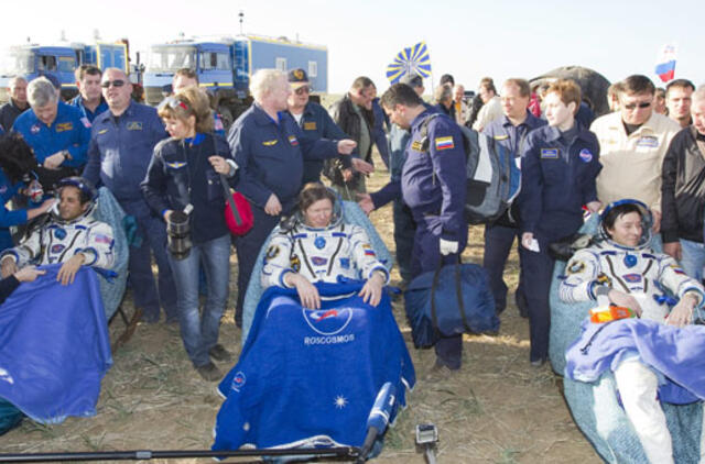 TKS astronautai sėkmingai nusileido Kazachstane