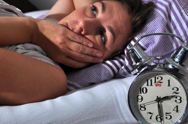 Tyrimas: budriai miega moterys ir vyresni žmonės