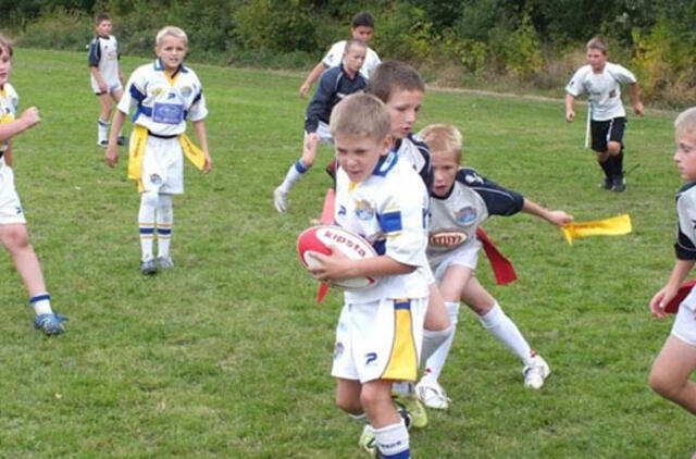 Vaikučiai kovojo regbio stadione