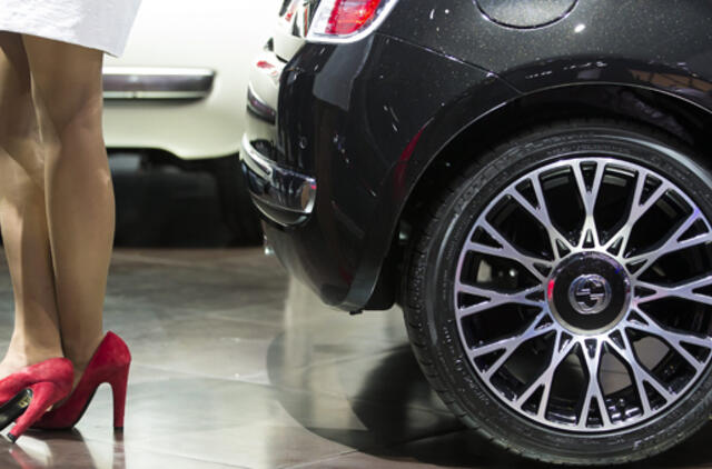 Europos automobilių rinka smunka jau dvyliktą mėnesį iš eilės