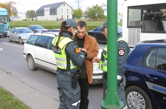 Girtas vairuotojas merginai sugadino vairavimo egzaminą