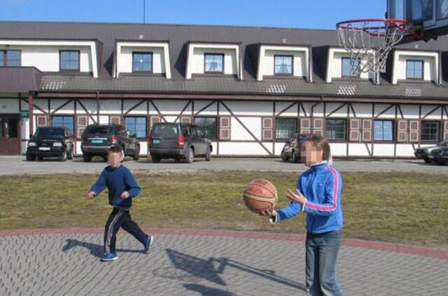 Iš kariškių poilsiavietės vaikus veja į griuvėsius