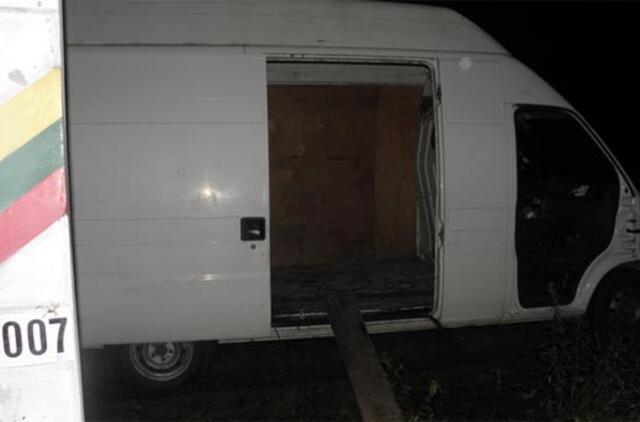 Kontrabandininkai rūkalus planavo tempti per upelį permestu lynu