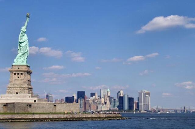 Prieš artėjantį uraganą "Sendi" Niujorke atidengta restauruota garsioji Laisvės statula