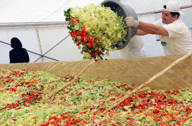 Rumunijoje sumaišytas rekordinis salotų kiekis