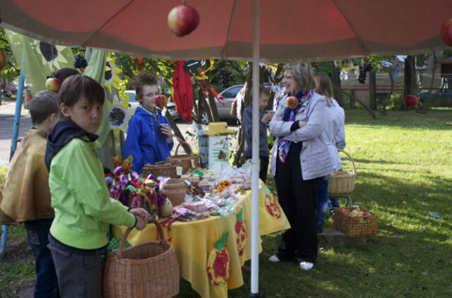 “Vaivorykštės” mokykloje – rudens gėrybių mugė