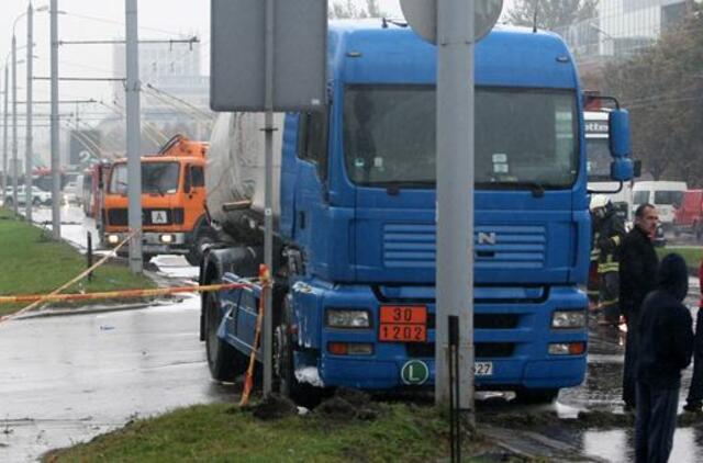 Vilniuje benzinvežis susidūrė su vilkiku, uždarytas eismas Savanorių prospektu